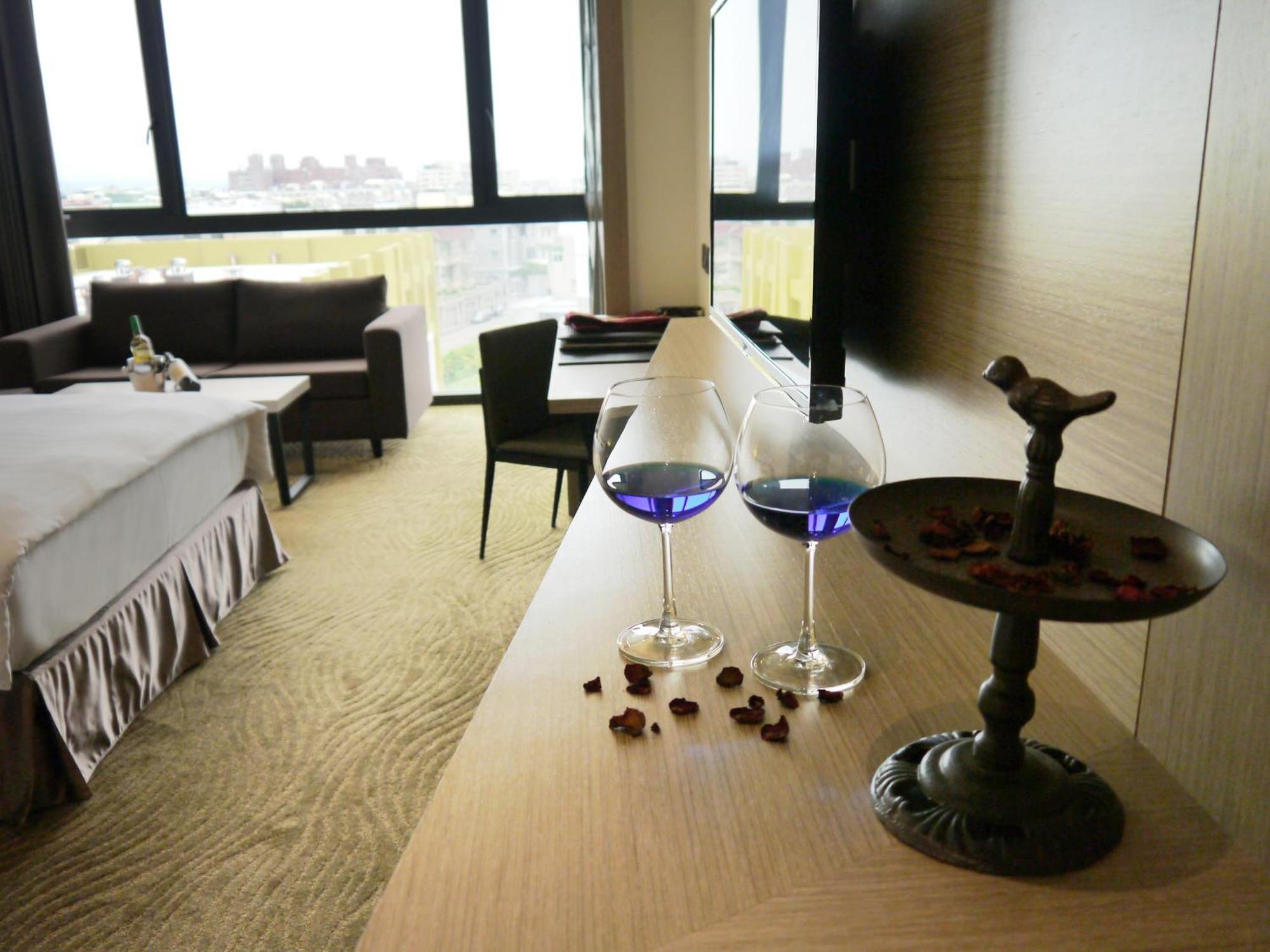 Look Royal Resort Kota Chiayi Ruang foto A suite at the hotel