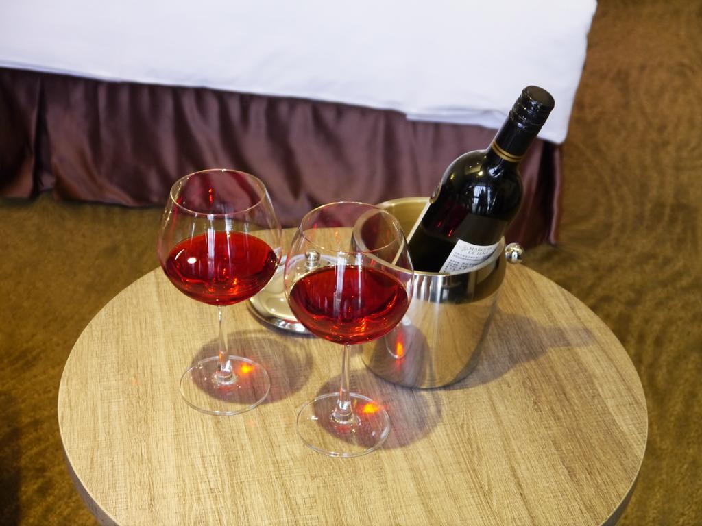 Look Royal Resort Kota Chiayi Bagian luar foto A bottle of wine in a wine bucket