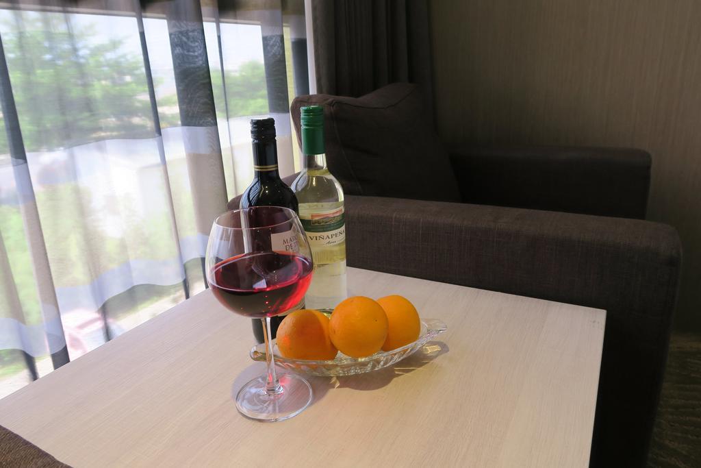 Look Royal Resort Kota Chiayi Bagian luar foto A wine glass