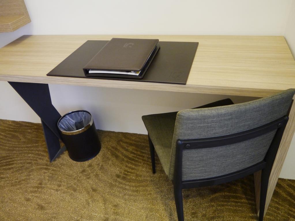Look Royal Resort Kota Chiayi Bagian luar foto A desk with a pen holder