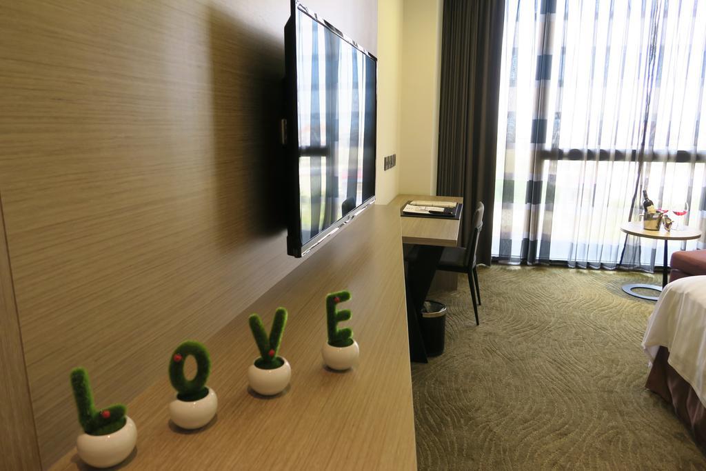 Look Royal Resort Kota Chiayi Bagian luar foto A room at the hotel