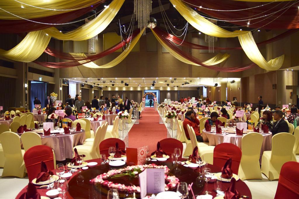 Look Royal Resort Kota Chiayi Bagian luar foto A wedding reception at a hotel