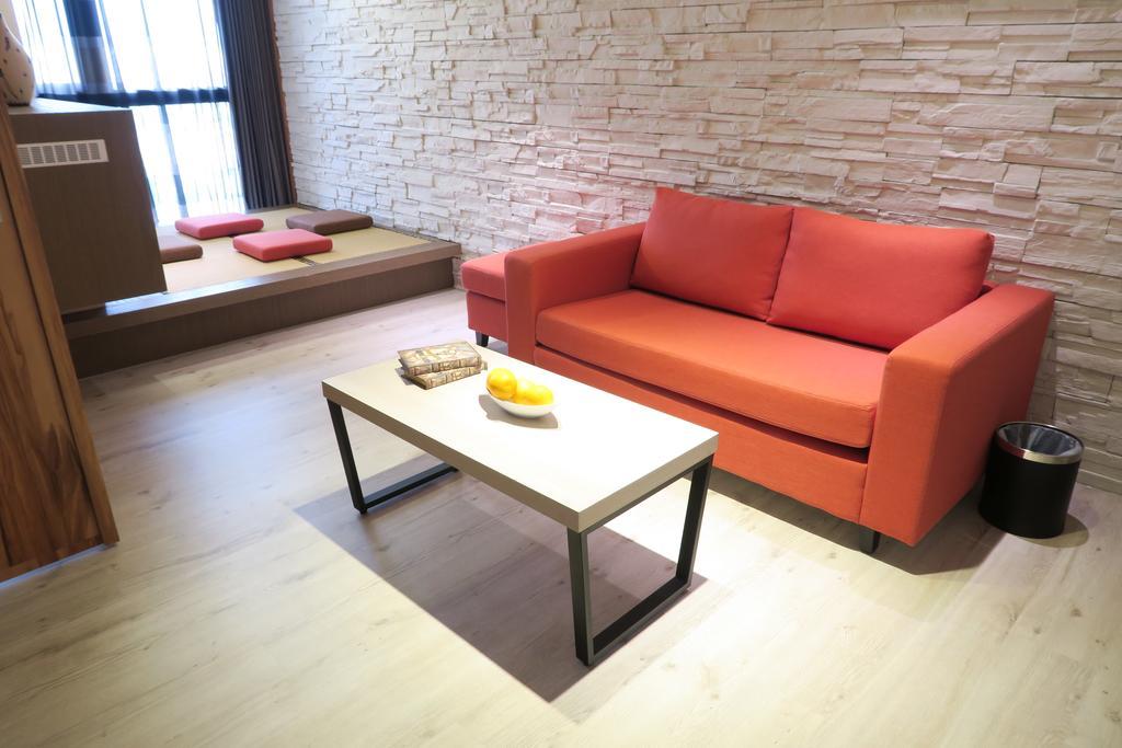 Look Royal Resort Kota Chiayi Bagian luar foto A sofa