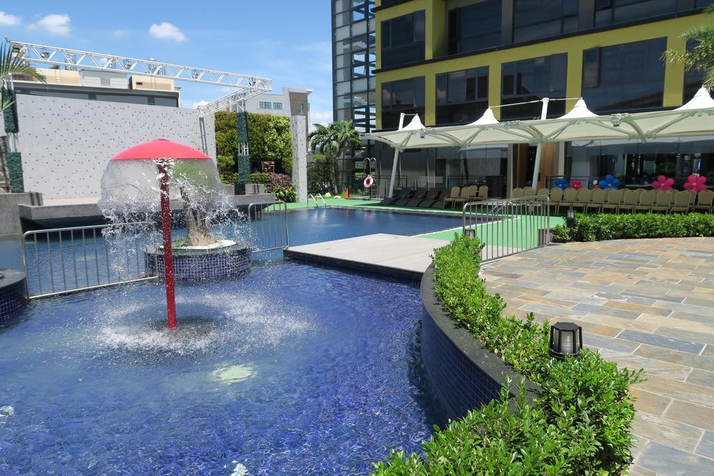 Look Royal Resort Kota Chiayi Bagian luar foto The pool at the hotel