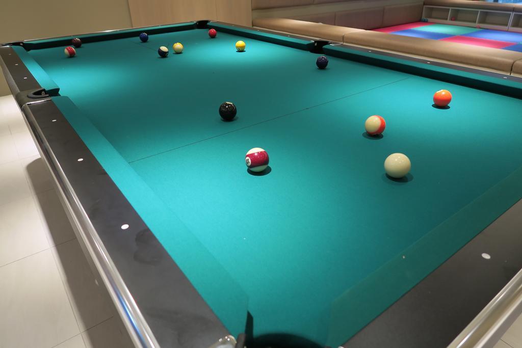 Look Royal Resort Kota Chiayi Bagian luar foto Pool table