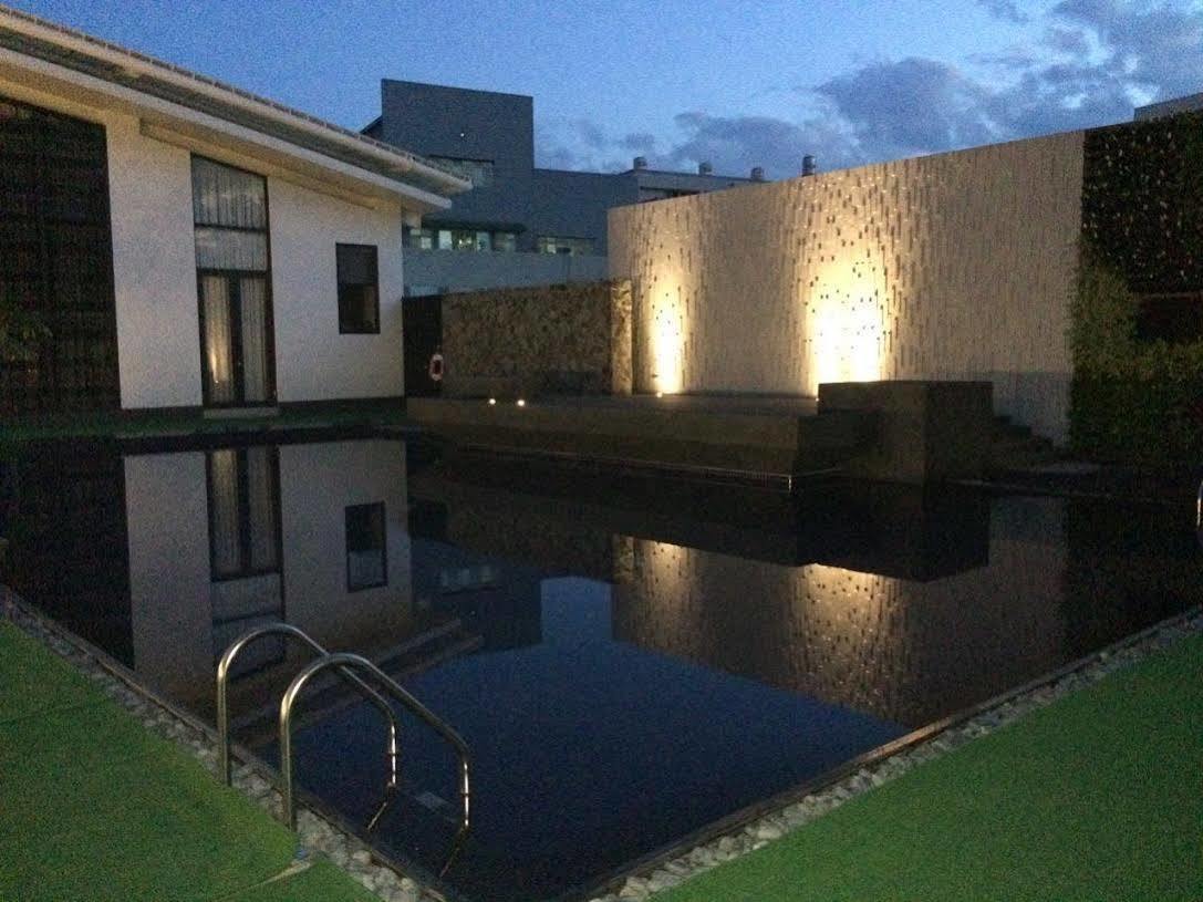Look Royal Resort Kota Chiayi Bagian luar foto The pool at the hotel