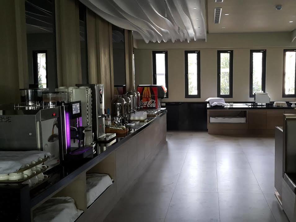 Look Royal Resort Kota Chiayi Bagian luar foto A laboratory at the University of the South Pacific