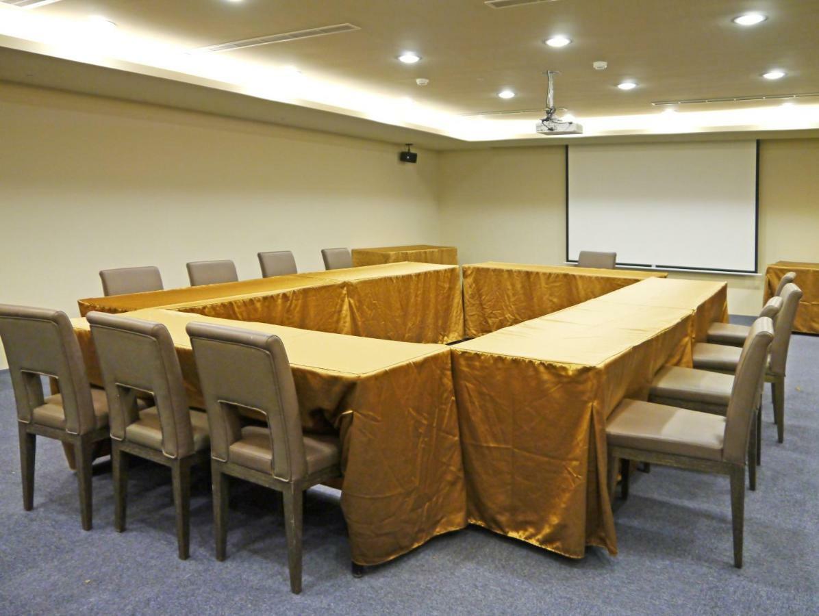 Look Royal Resort Kota Chiayi Bagian luar foto A meeting room