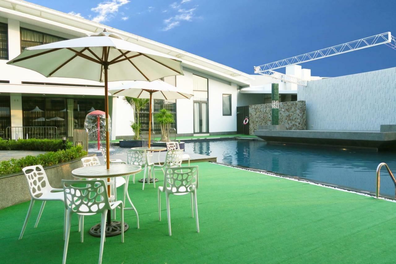 Look Royal Resort Kota Chiayi Bagian luar foto The pool at the hotel
